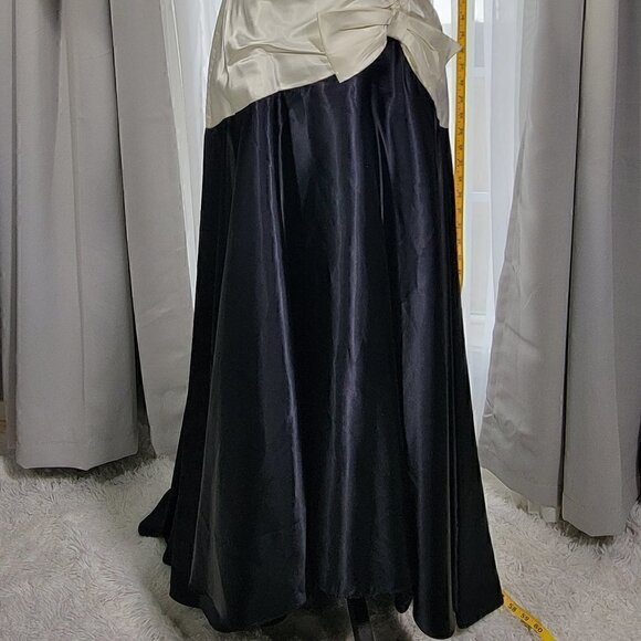 Black/Ivory Evening Gown (See Pix For Size) - Picture 12 of 12
